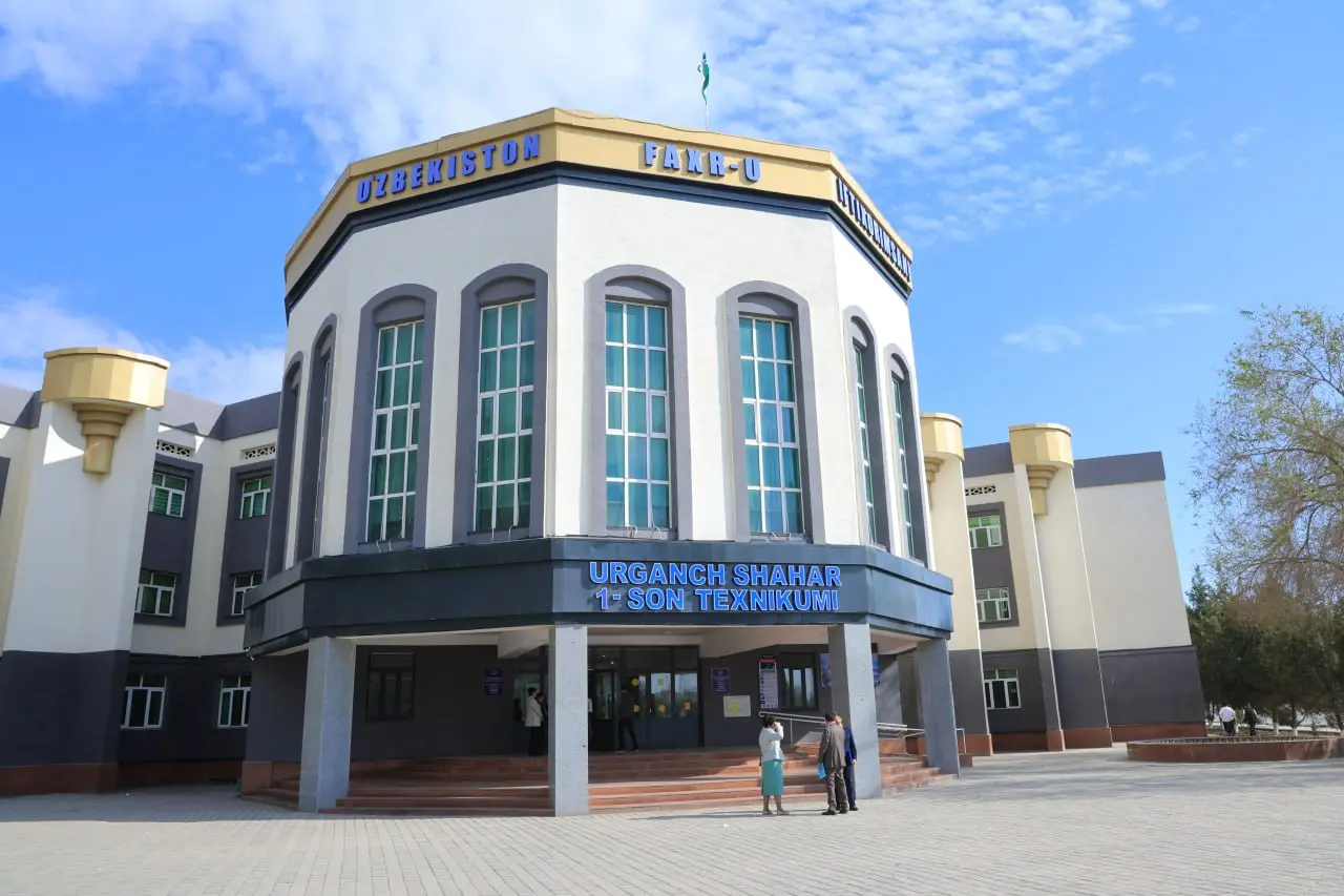 Vazir Qoʻngʻirotboy Sharipov Urganchdagi texnikumlar faoliyati bilan tanishdi